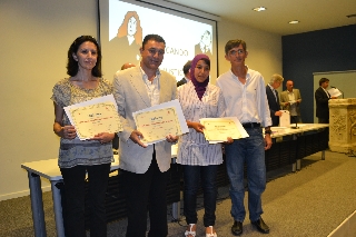 Representantes de cuatro centros recogen su diploma.